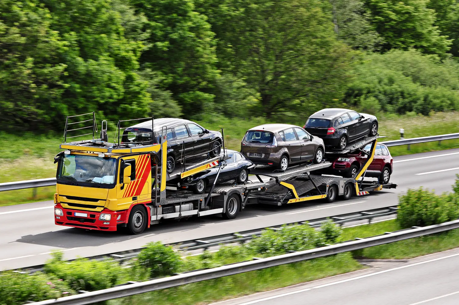 Autotransporter auf der Autobahn 