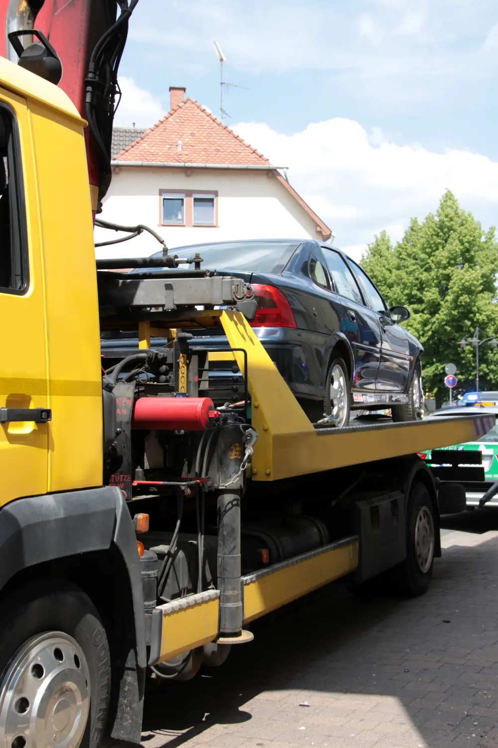 Abschleppfahrzeug mit Unfallauto 