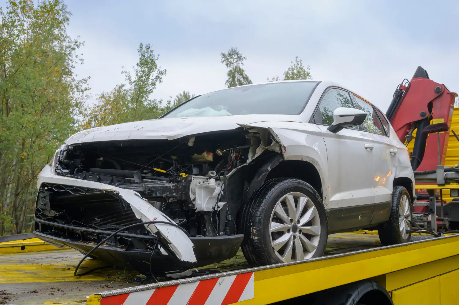 Frontschaden an einem SUV 